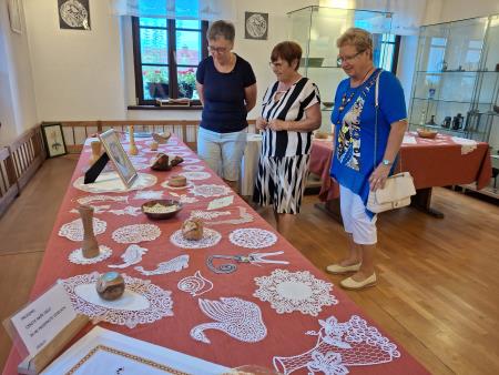 Obiskovalke na ogledu v spremstvu predsednice skupine Lastovk Cerklje  Alojzije Mrgole